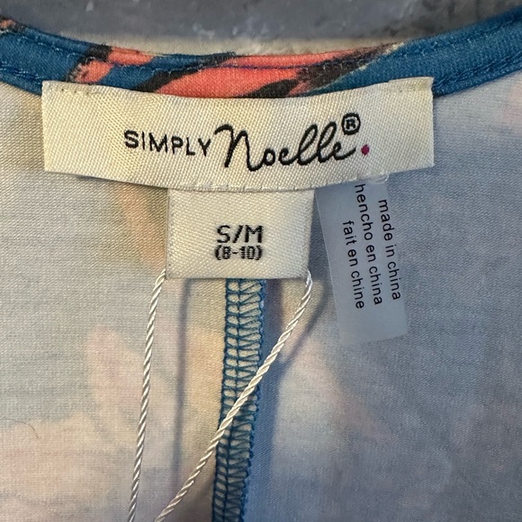 Woman's Top - Picture 3 of 4